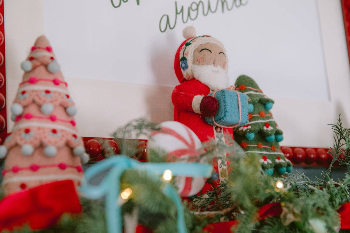 French Knot - Santa Mantel Topper