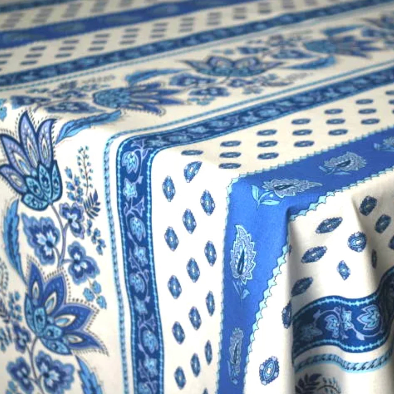 Le Cluny Lisa White/Blue Coated Cotton Tablecloth