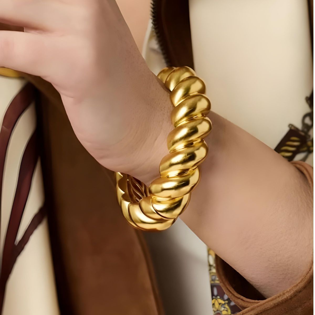Julie Vos Ravello Statement Hinge Bangle Bracelet - Gold
