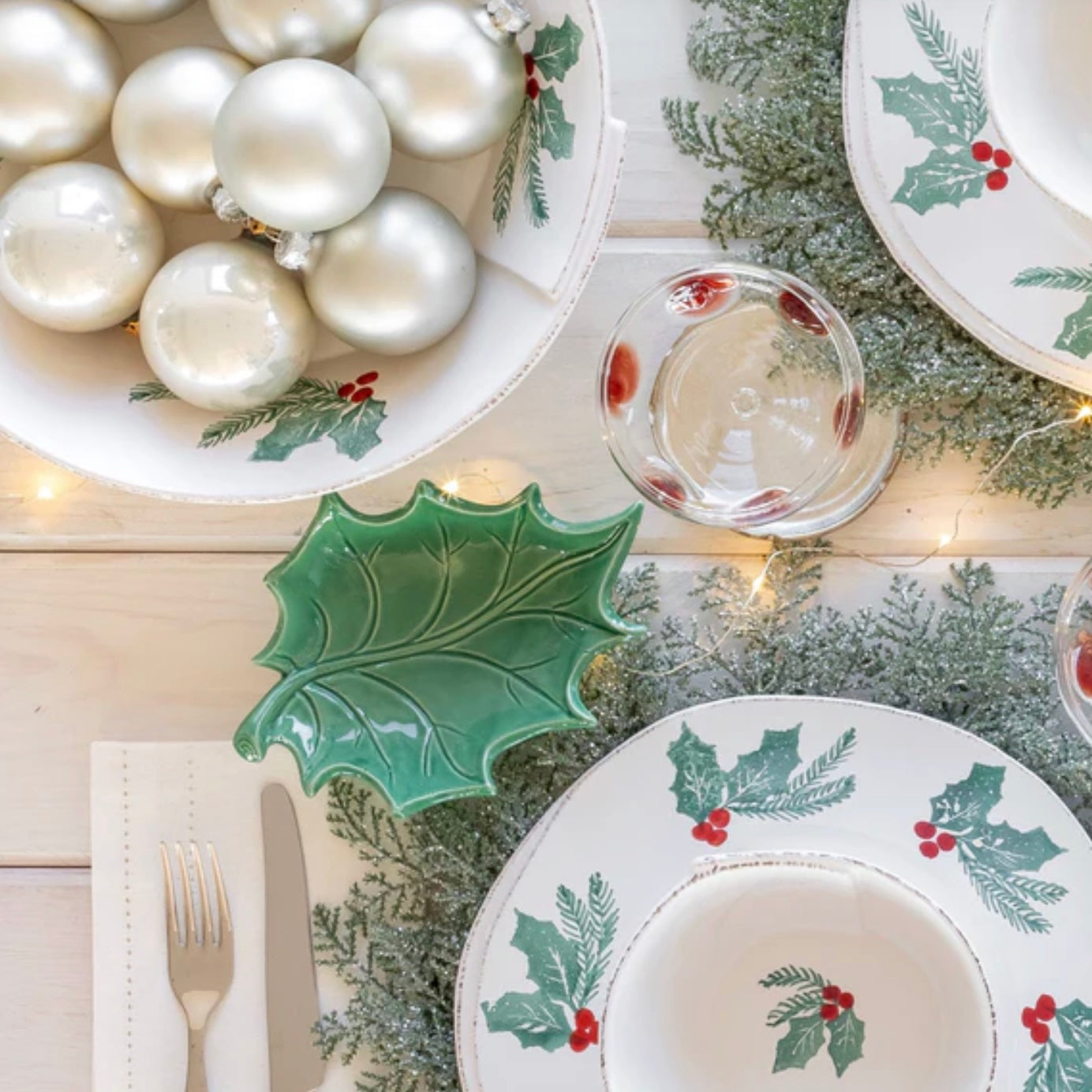 VIETRI Lastra Evergreen Figural Holly Small Bowl